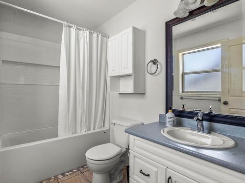 2374 Bramble Lane, Kamloops, BC - Indoor Photo Showing Bathroom