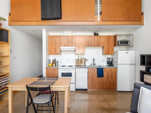 302-555 Chatham St, Victoria, BC - Indoor Photo Showing Kitchen