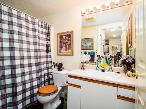 208-1631 Dufferin Cres, Nanaimo, BC - Indoor Photo Showing Bathroom