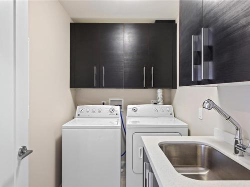 205-439 College Rd, Qualicum Beach, BC - Indoor Photo Showing Laundry Room