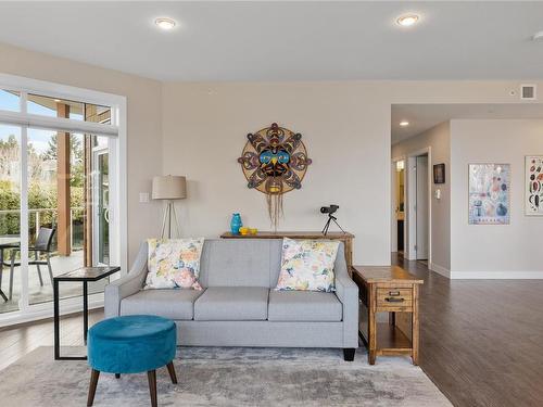 205-439 College Rd, Qualicum Beach, BC - Indoor Photo Showing Living Room