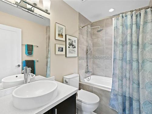 205-439 College Rd, Qualicum Beach, BC - Indoor Photo Showing Bathroom