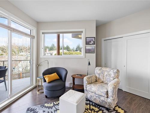 205-439 College Rd, Qualicum Beach, BC - Indoor Photo Showing Living Room