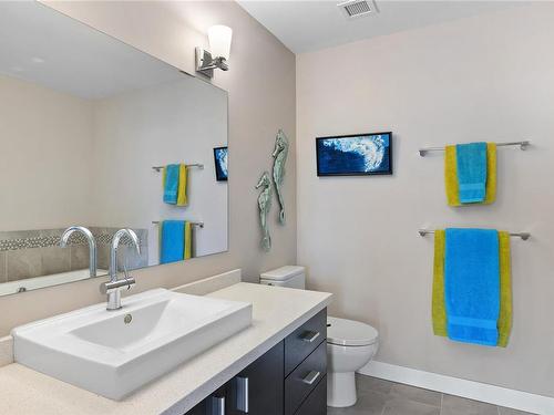 205-439 College Rd, Qualicum Beach, BC - Indoor Photo Showing Bathroom