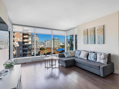 905-960 Yates St, Victoria, BC - Indoor Photo Showing Living Room