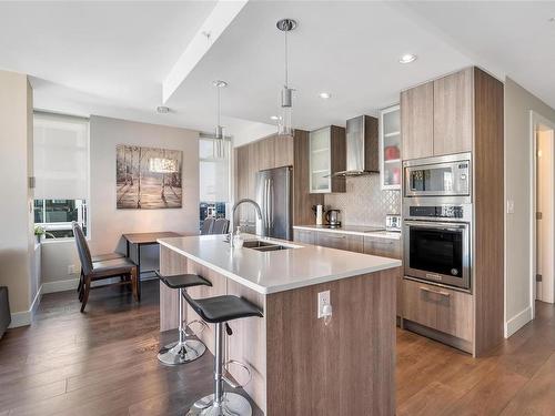 905-960 Yates St, Victoria, BC - Indoor Photo Showing Kitchen With Double Sink With Upgraded Kitchen