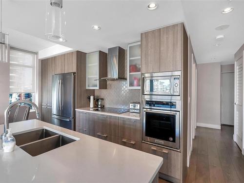 905-960 Yates St, Victoria, BC - Indoor Photo Showing Kitchen With Double Sink With Upgraded Kitchen