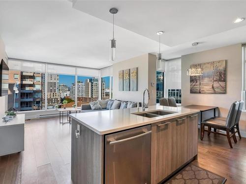 905-960 Yates St, Victoria, BC - Indoor Photo Showing Kitchen With Double Sink