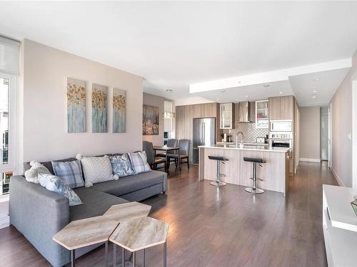 905-960 Yates St, Victoria, BC - Indoor Photo Showing Living Room