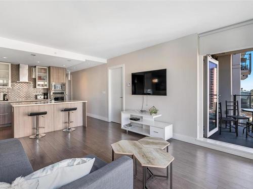 905-960 Yates St, Victoria, BC - Indoor Photo Showing Living Room