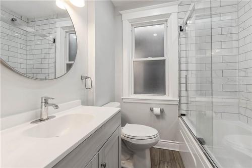 197 Wentworth Street S, Hamilton, ON - Indoor Photo Showing Bathroom