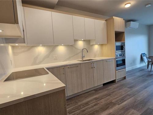 903-622 Admirals Rd, Esquimalt, BC - Indoor Photo Showing Kitchen With Double Sink