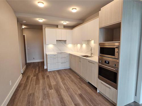 903-622 Admirals Rd, Esquimalt, BC - Indoor Photo Showing Kitchen With Double Sink