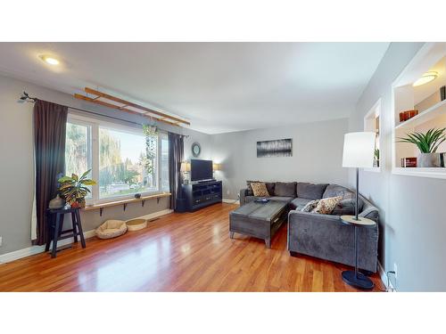 2625 5Th Street S, Cranbrook, BC - Indoor Photo Showing Living Room