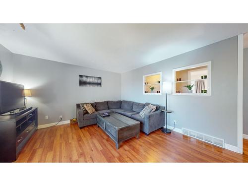 2625 5Th Street S, Cranbrook, BC - Indoor Photo Showing Living Room