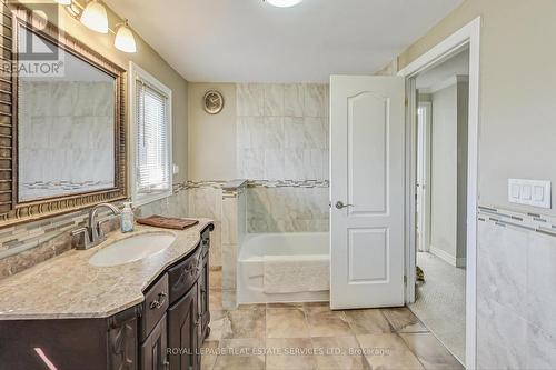 226 Poole Drive, Oakville, ON - Indoor Photo Showing Bathroom