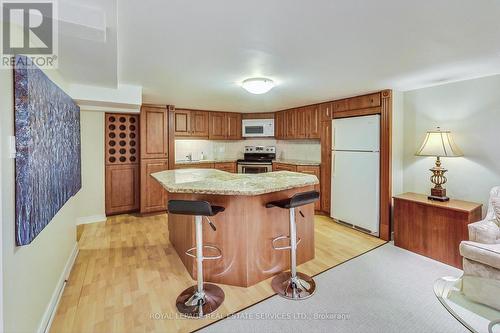 226 Poole Drive, Oakville, ON - Indoor Photo Showing Kitchen