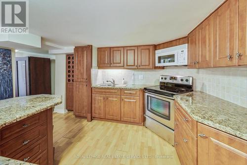 226 Poole Drive, Oakville, ON - Indoor Photo Showing Kitchen