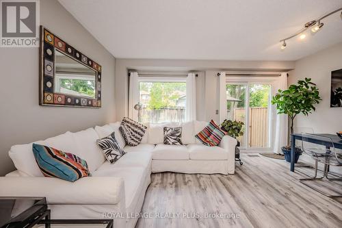 27 - 2088 Leanne Boulevard, Mississauga, ON - Indoor Photo Showing Living Room