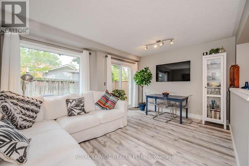 27 - 2088 Leanne Boulevard, Mississauga (Sheridan), ON - Indoor Photo Showing Living Room