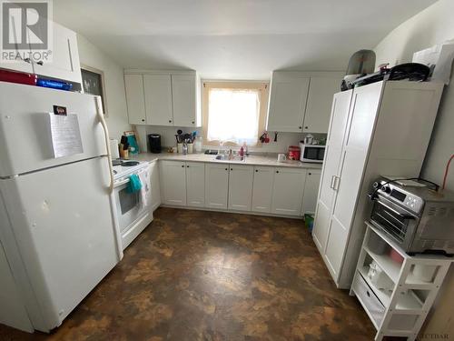 72 Taylor Ave, Kirkland Lake, ON - Indoor Photo Showing Kitchen