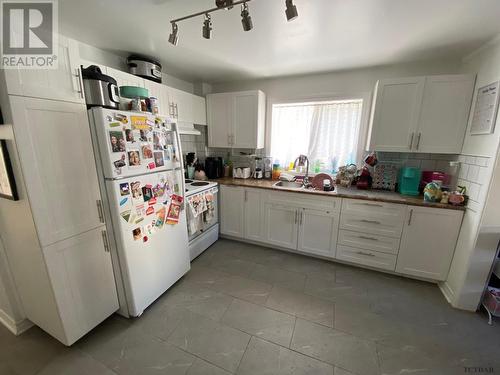 72 Taylor Ave, Kirkland Lake, ON - Indoor Photo Showing Kitchen