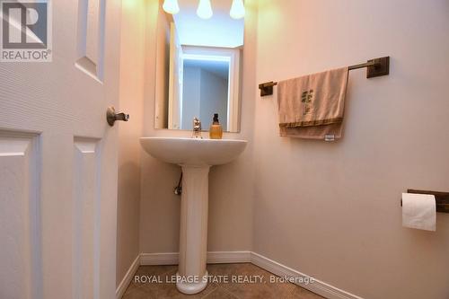 15 Clement Drive, Hamilton, ON - Indoor Photo Showing Bathroom