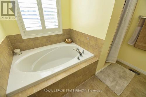 15 Clement Drive, Hamilton, ON - Indoor Photo Showing Bathroom