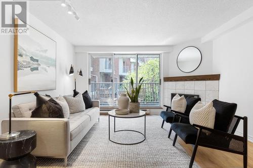 62 St Nicholas Street, Toronto, ON - Indoor Photo Showing Living Room