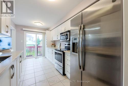 55 Vanier Street, Whitby (Pringle Creek), ON - Indoor Photo Showing Kitchen With Upgraded Kitchen