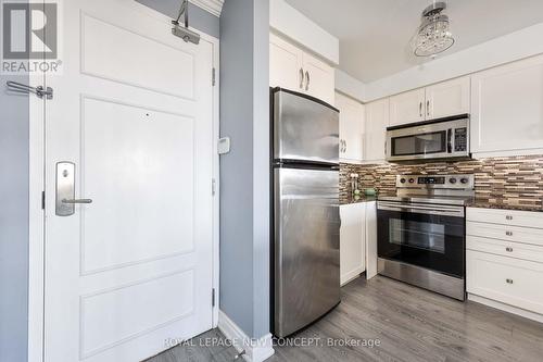 602 - 350 Red Maple Road, Richmond Hill, ON - Indoor Photo Showing Kitchen With Upgraded Kitchen