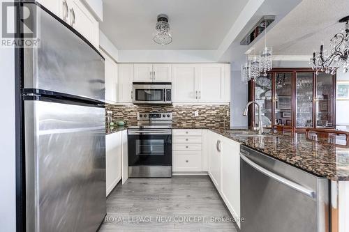 602 - 350 Red Maple Road, Richmond Hill, ON - Indoor Photo Showing Kitchen With Upgraded Kitchen