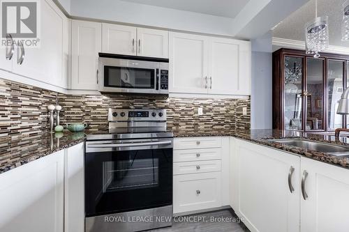 602 - 350 Red Maple Road, Richmond Hill, ON - Indoor Photo Showing Kitchen With Upgraded Kitchen