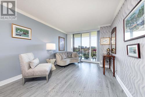 602 - 350 Red Maple Road, Richmond Hill, ON - Indoor Photo Showing Living Room