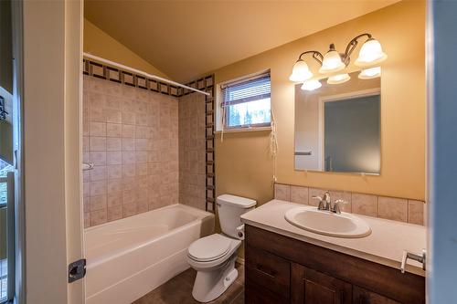 25 Falcon Drive, Oliver, BC - Indoor Photo Showing Bathroom