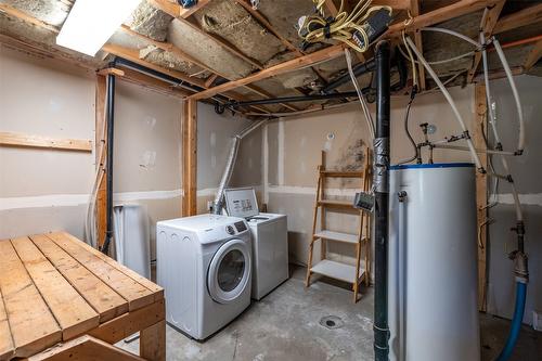 25 Falcon Drive, Oliver, BC - Indoor Photo Showing Laundry Room