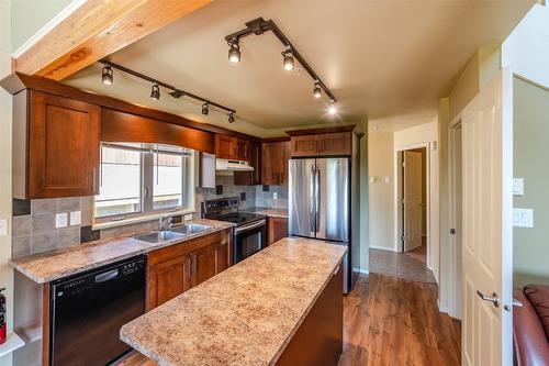 25 Falcon Drive, Oliver, BC - Indoor Photo Showing Kitchen With Double Sink