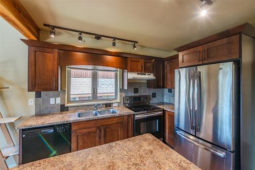 25 Falcon Drive, Oliver, BC - Indoor Photo Showing Kitchen With Double Sink