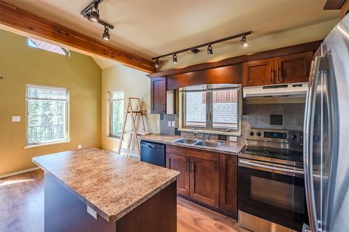 25 Falcon Drive, Oliver, BC - Indoor Photo Showing Kitchen With Double Sink