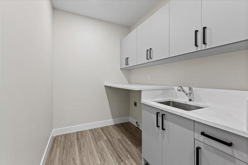 1787 Viewpoint Drive, Kelowna, BC - Indoor Photo Showing Kitchen