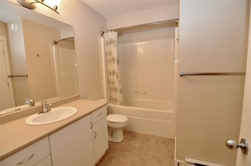 211-1481 Glenmore Road, Kelowna, BC - Indoor Photo Showing Bathroom