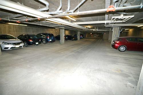 211-1481 Glenmore Road, Kelowna, BC - Indoor Photo Showing Garage