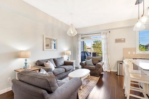 356 Hillside Avenue, Kelowna, BC - Indoor Photo Showing Living Room