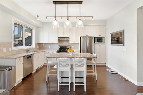 356 Hillside Avenue, Kelowna, BC - Indoor Photo Showing Kitchen With Upgraded Kitchen