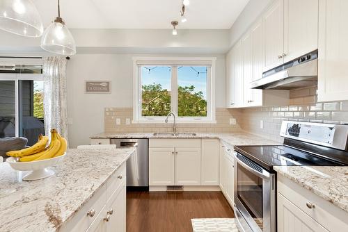 356 Hillside Avenue, Kelowna, BC - Indoor Photo Showing Kitchen With Double Sink With Upgraded Kitchen