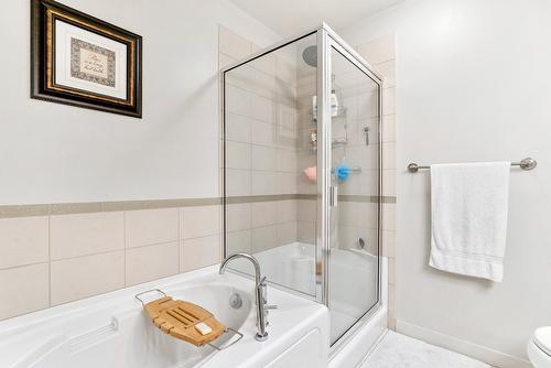 356 Hillside Avenue, Kelowna, BC - Indoor Photo Showing Bathroom