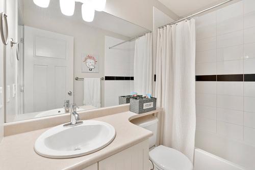 356 Hillside Avenue, Kelowna, BC - Indoor Photo Showing Bathroom