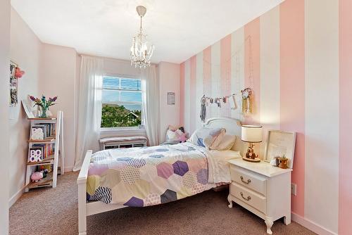 356 Hillside Avenue, Kelowna, BC - Indoor Photo Showing Bedroom