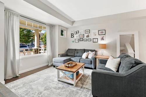 356 Hillside Avenue, Kelowna, BC - Indoor Photo Showing Living Room