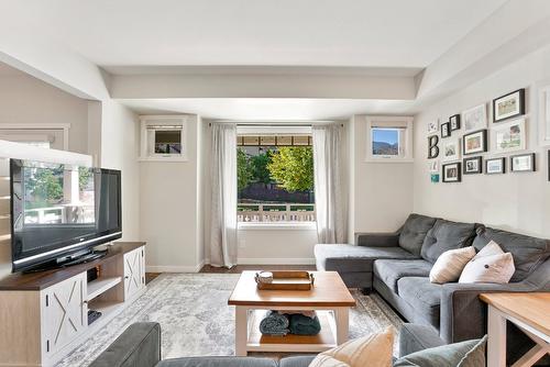 356 Hillside Avenue, Kelowna, BC - Indoor Photo Showing Living Room